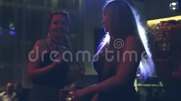 在生日聚会上跳舞唱歌的年轻女性视频的预览图