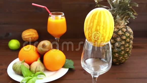 白色盘子上有越南甜瓜果汁无花果橘子菠萝视频的预览图