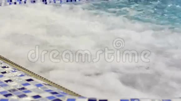 带SPA的游泳池中设有按摩浴缸视频的预览图