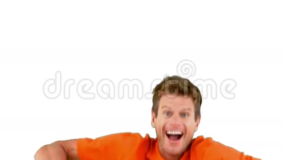 有魅力的男人在镜头前白色背景下跳跃视频的预览图