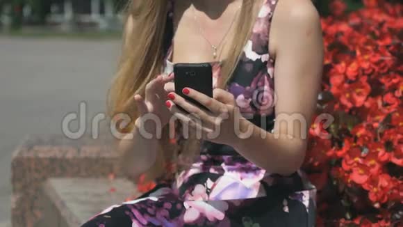 年轻女孩拿着手机看信息视频的预览图