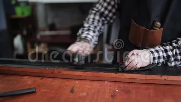 在车间工作的皮革手袋工匠视频的预览图