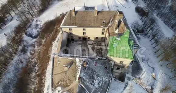 奥列斯基城堡和附近居民区的鸟瞰图视频的预览图