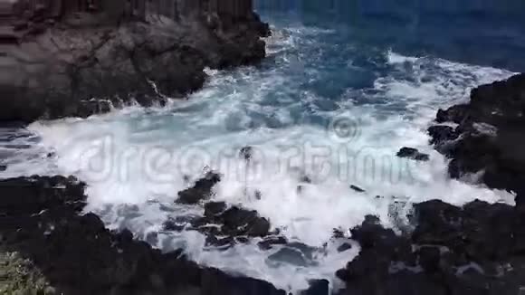 岩石和巨浪视频的预览图