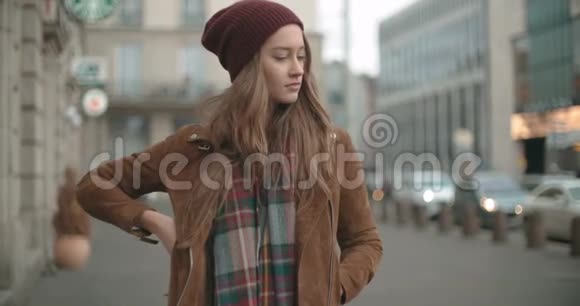 站在城市街道上的美丽年轻女子的肖像视频的预览图
