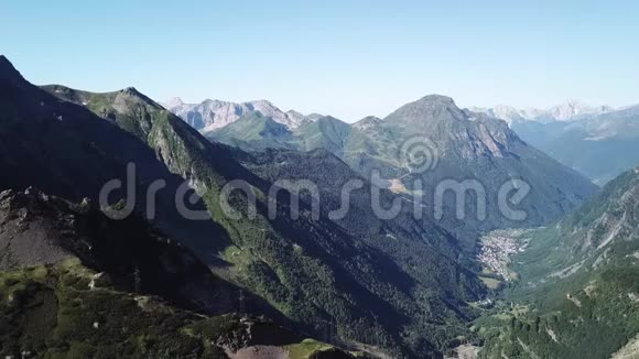 巴贝里诺湖是一个高山人工湖和周围的山的无人机鸟瞰意大利阿尔卑斯山意大利视频的预览图