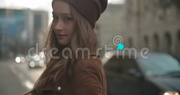 站在城市街道上的美丽年轻女子的肖像视频的预览图