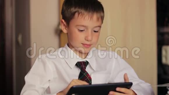 小男孩是一个穿白衬衫和领带的学生视频的预览图