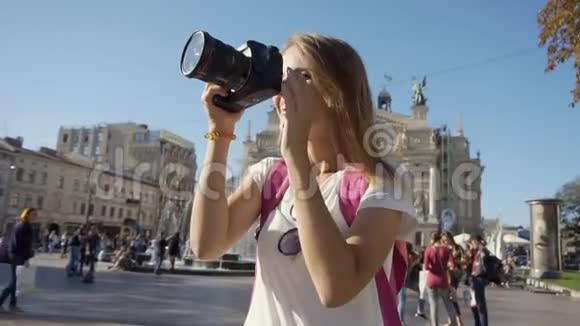 旅游女孩拍照视频的预览图