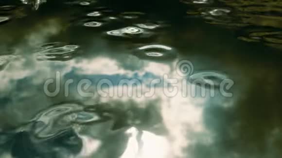4CGI雨滴落在水坑上视频的预览图