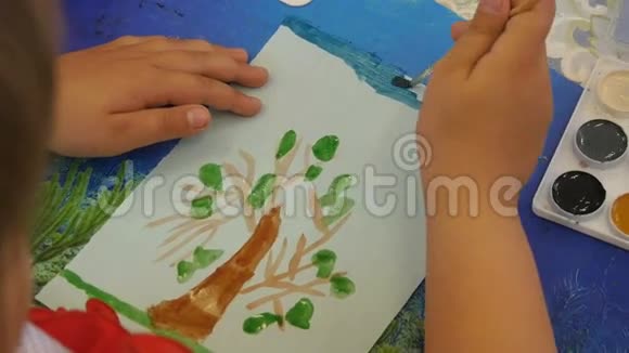 孩子们在幼儿园里描绘大自然视频的预览图