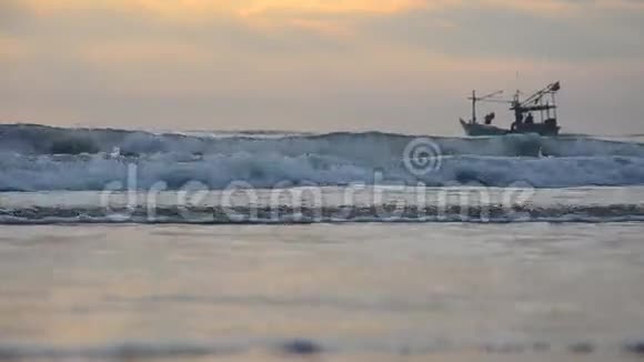 日出时在海上钓鱼船在哈特赵三兰海滩视频的预览图