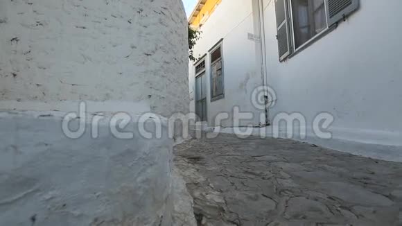 古希腊城镇的街道在老城区铺路视频的预览图