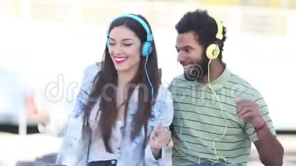 情侣们带着耳机听音乐跳舞视频的预览图