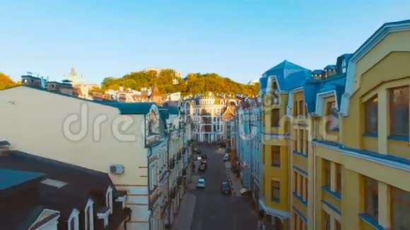 欧洲城市街建筑物的鸟瞰图视频的预览图