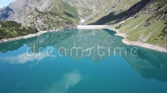 巴贝里诺湖是一个高山人工湖和周围的山的无人机鸟瞰意大利阿尔卑斯山意大利视频的预览图
