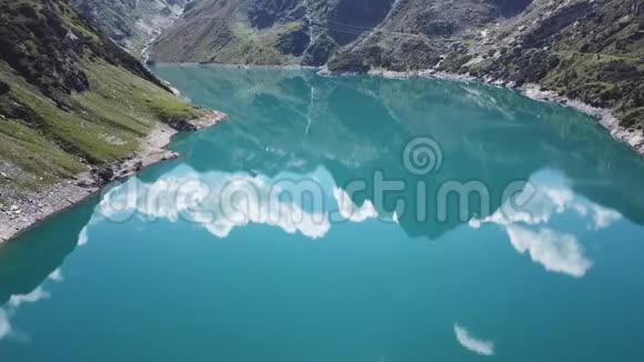 巴贝里诺湖是一个高山人工湖和周围的山的无人机鸟瞰意大利阿尔卑斯山意大利视频的预览图