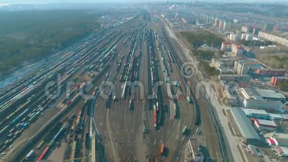 莫斯科俄罗斯斯普林2019年空中飞行从火车轨道上的铁路空中视频显示有许多列车的大型火车站视频的预览图