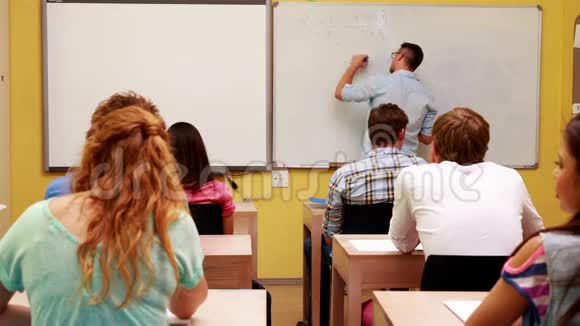 讲师在课堂上在白板上写作视频的预览图