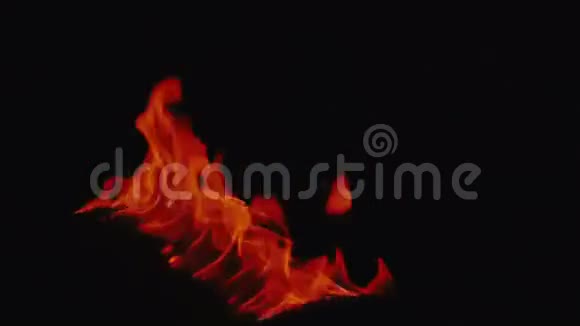 黑暗中的红色火焰特写视频的预览图
