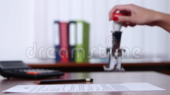 女孩在文件上贴上印刷邮票关门视频的预览图