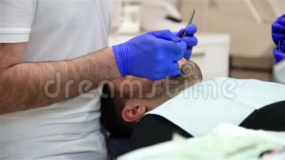 戴牙椅的病人视频的预览图