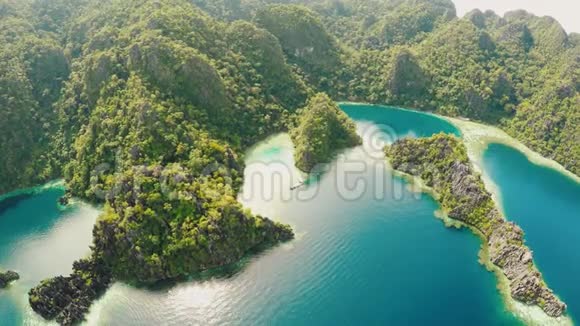 科罗恩巴拉望菲律宾鸟瞰美丽的双子泻湖和石灰石悬崖菲什耶景色视频的预览图