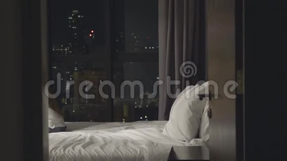 卧室里的女人视频的预览图