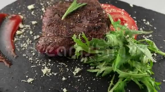 烤小牛肉和蔬菜视频的预览图