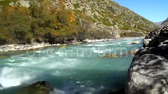 形成山河秋天在美丽的山谷里视频的预览图