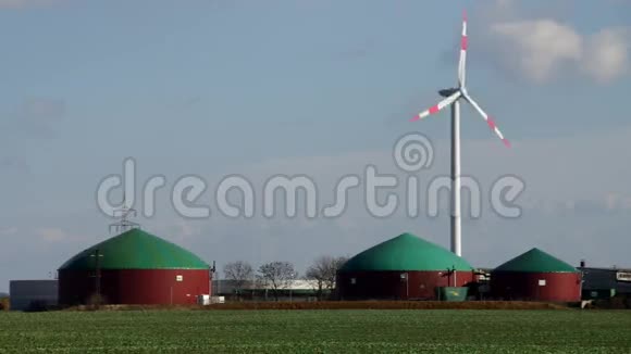 沼气厂和风力涡轮机视频的预览图