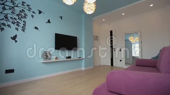 家庭内部穿过卧室现代公寓视频的预览图