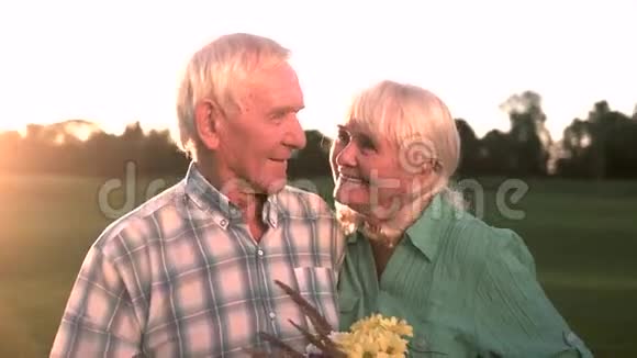 年长夫妇带着花束微笑视频的预览图