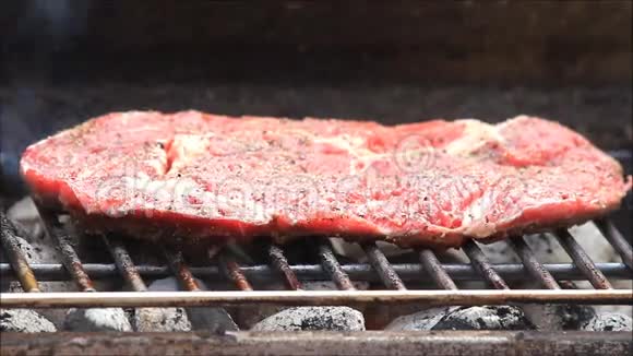 烤架上的果汁牛排烧烤视频的预览图