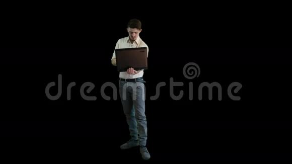 一个在笔记本电脑上工作的人视频的预览图