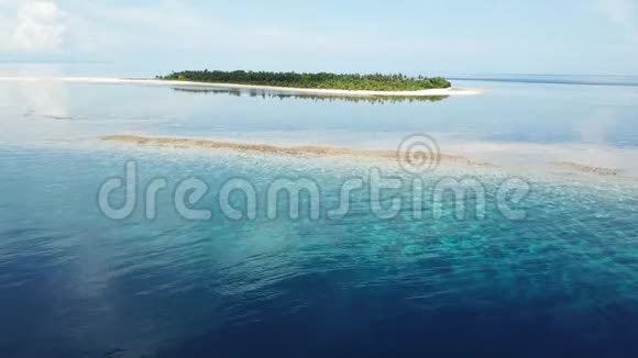班达海热带岛屿及珊瑚礁鸟瞰图视频的预览图