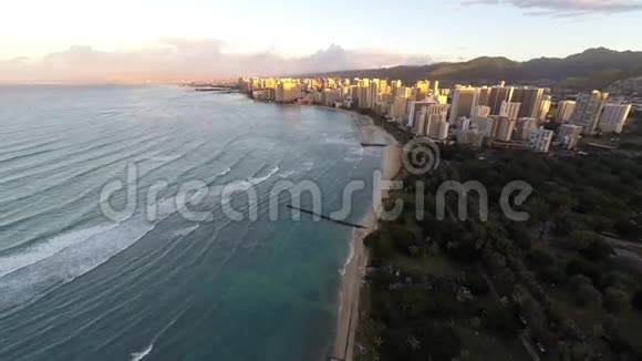 美国夏威夷瓦胡岛怀基基海滩上空日出视频的预览图