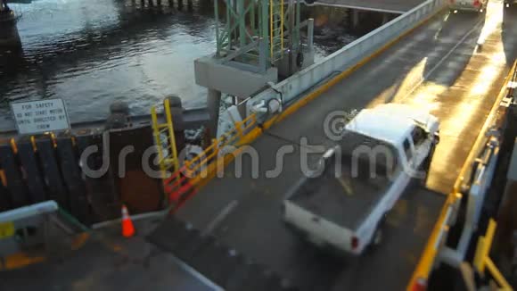 西雅图渡轮卸货汽车倾斜移位视频的预览图