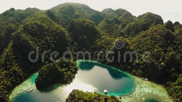 科罗恩巴拉望菲律宾鸟瞰美丽的双子泻湖和石灰石悬崖菲什耶景色视频的预览图