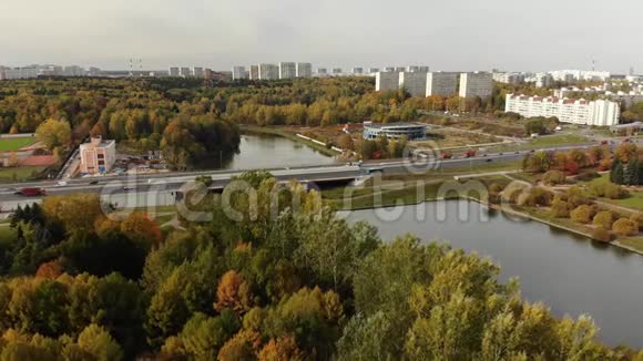 俄罗斯莫斯科Zelenograd秋季胜利公园的大池塘视频的预览图