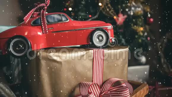 红色模型车和圣诞礼物与降雪相结合视频的预览图