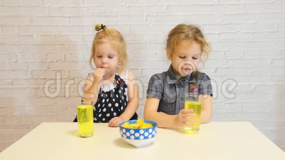 女孩孩子孩子宝贝吃薯片喝汽水视频的预览图