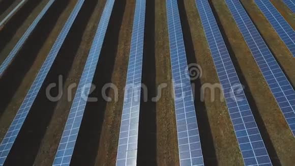 站太阳能电池板的替代能源无人驾驶飞机中弹视频的预览图