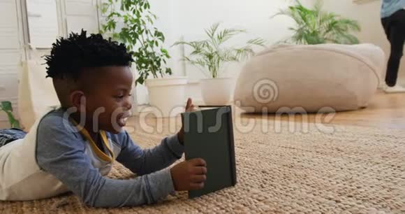小男孩在家读书视频的预览图