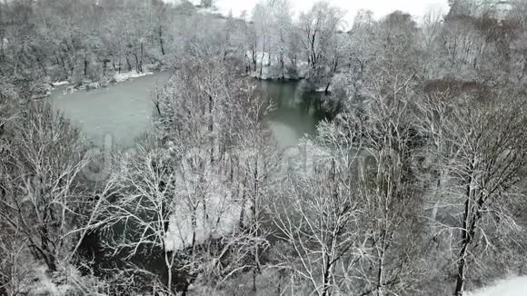 飞越德国典型的冬季景观视频的预览图