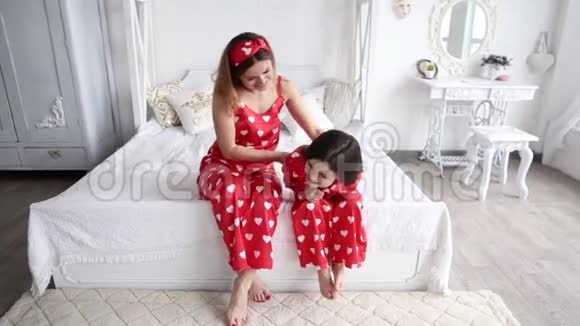 母女俩穿着相配的睡衣在卧室玩耍的视频视频的预览图