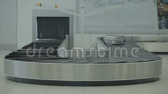 行李在机场的行李传送带上移动视频的预览图