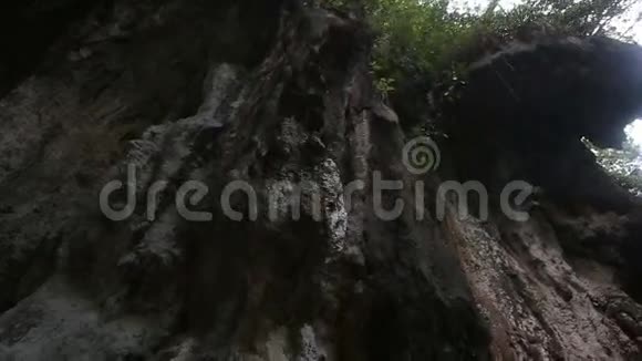 有悬岩的悬崖全景视频的预览图