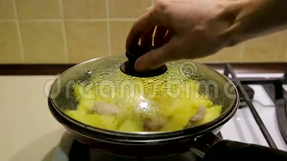 在平底锅里煮土豆香煎土豆视频的预览图