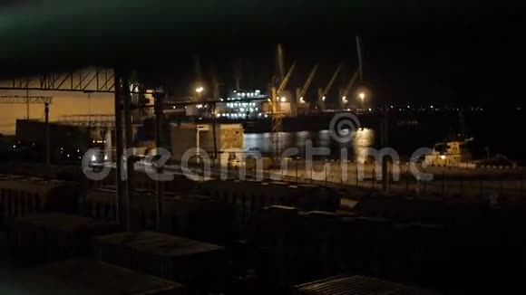 晚上在乌克兰敖德萨的贸易海港卸货视频的预览图